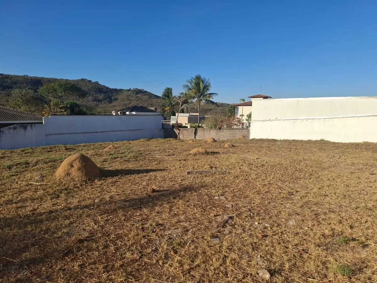 ÓTIMA OPORTUNIDADE!!!Vendo lote plano de 600m² , na rua principal da Quadra 09, ...