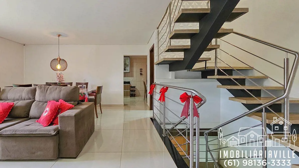 Vende-se CASA MARAVILHOSA no VILLE de MONTAGNE Planta bem distribuída com ambien...