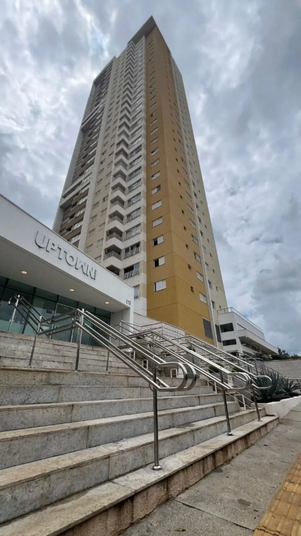 Apartamento à venda com 3 suítes, 3 banheiros e um lavabo, sala de estar/jantar,...