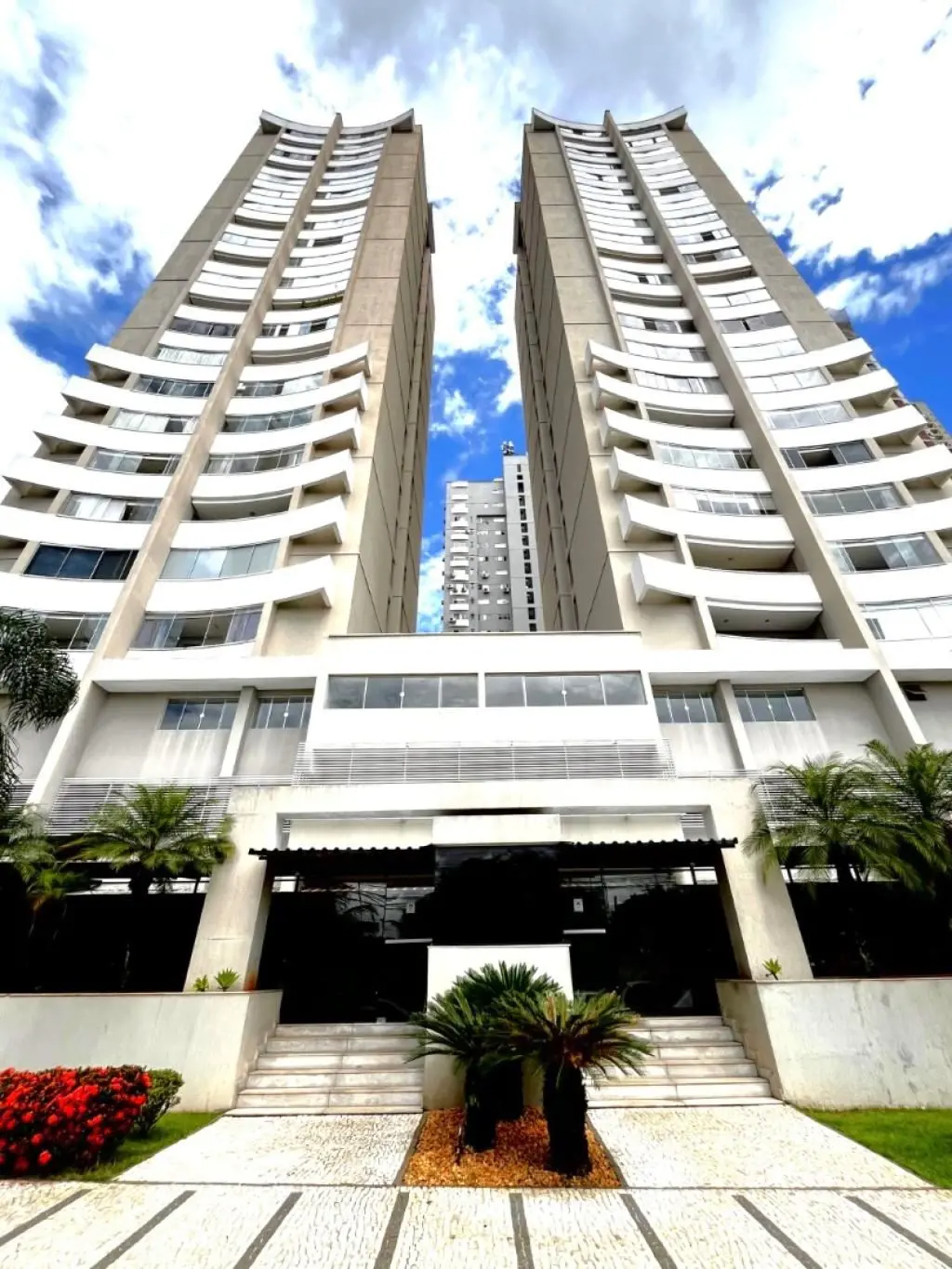 Apartamento semi-mobiliado com 2/4 sendo um com armários, 2 camas de solteiro, b...