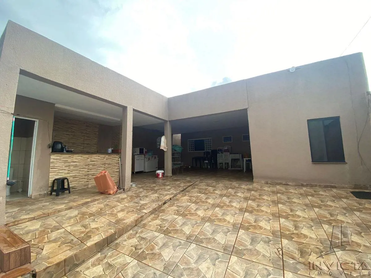 Casa com 3 quartos (sendo uma suite), sala, banheiro social, área de serviço, ár...