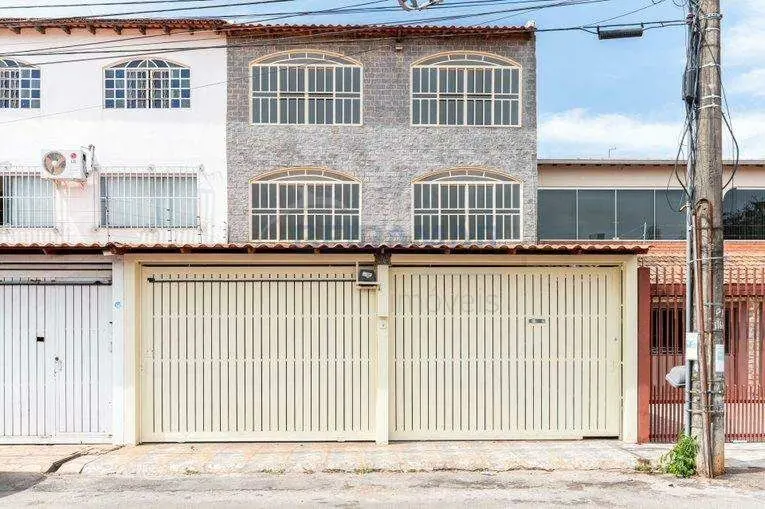 Características do Imóvel:Tipo: SobradoÁrea Construída: 300 m²Quartos: 4 espaços...