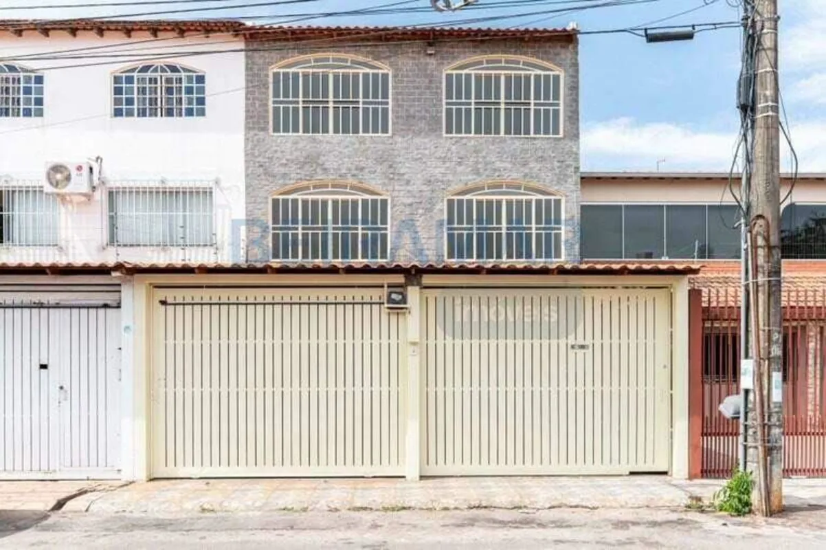 Características do Imóvel:Tipo: SobradoÁrea Construída: 300 m²Quartos: 4 espaços...