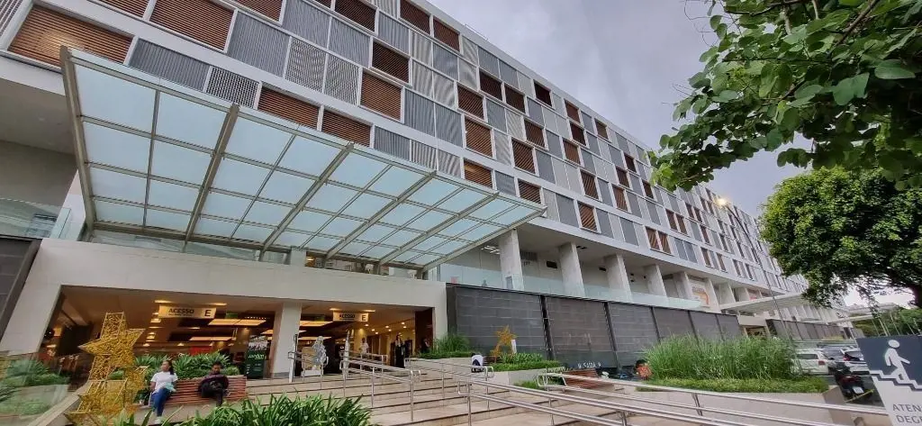 Sala desocupada; banheiro privativo; ; vista livre.Insolação: poenteÁrea privati...