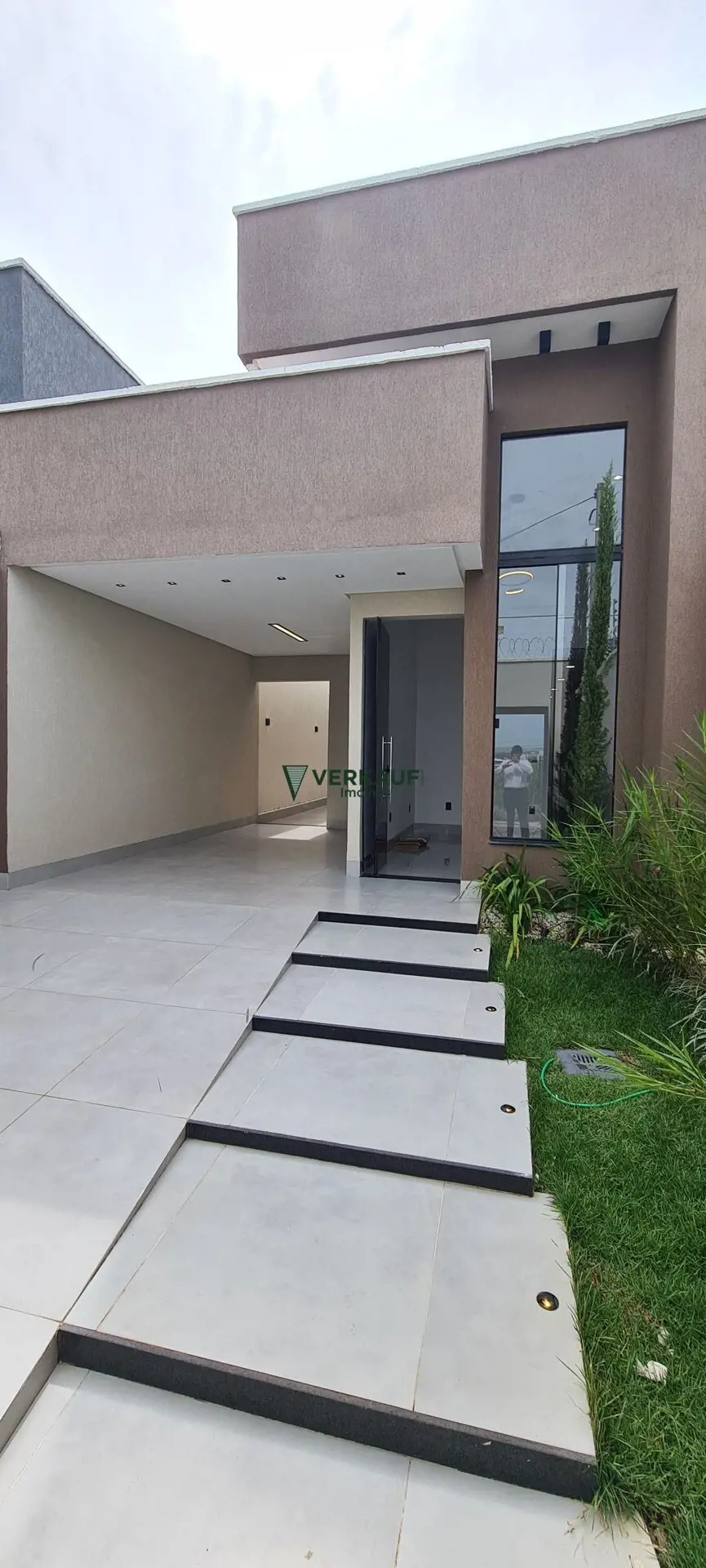 Linda casa no setor faiçalville sendo 125m2 de construção e 180m2 de lote.-3 qua...