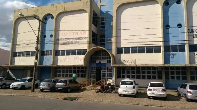 Sala ampla com vão livre e atualmente com varias salas em divisórias podendo ser...