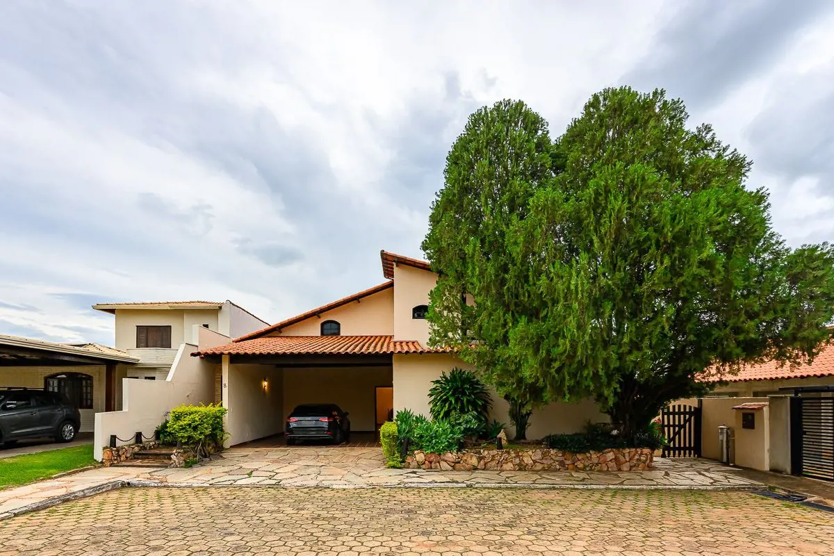 Apresentamos casa a venda no Condomínio Lago Sul .Imóvel aconchegante com 4 suít...