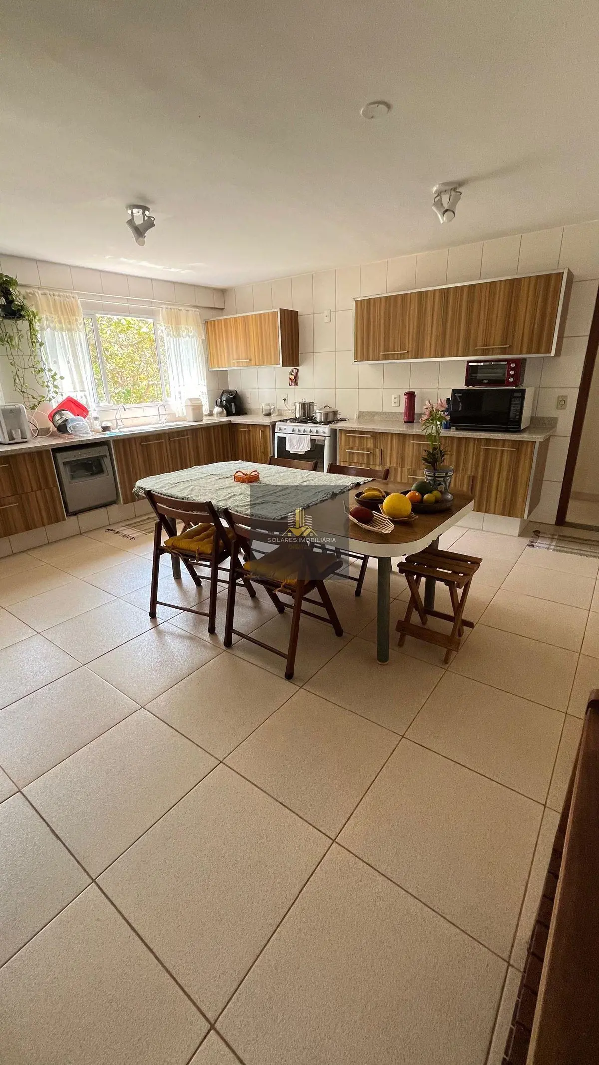 Solares Imobiliária Aluga Excelente casa no condomínio Ouro Vermelho 2- 4 Quarto...