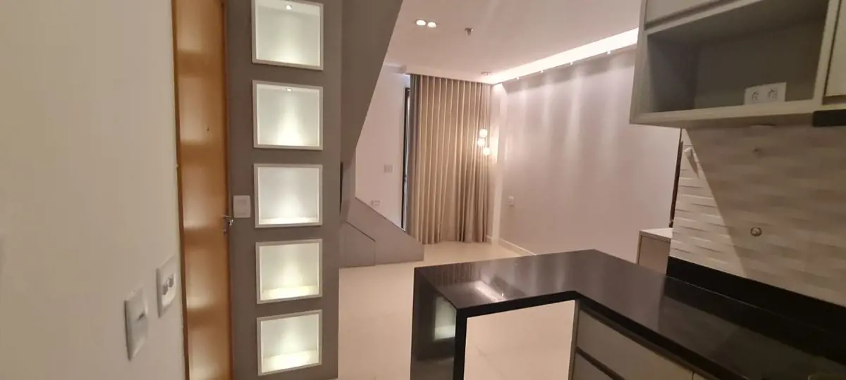 Conheça esse encantador e confortável duplex localizado no último andar do Venic...