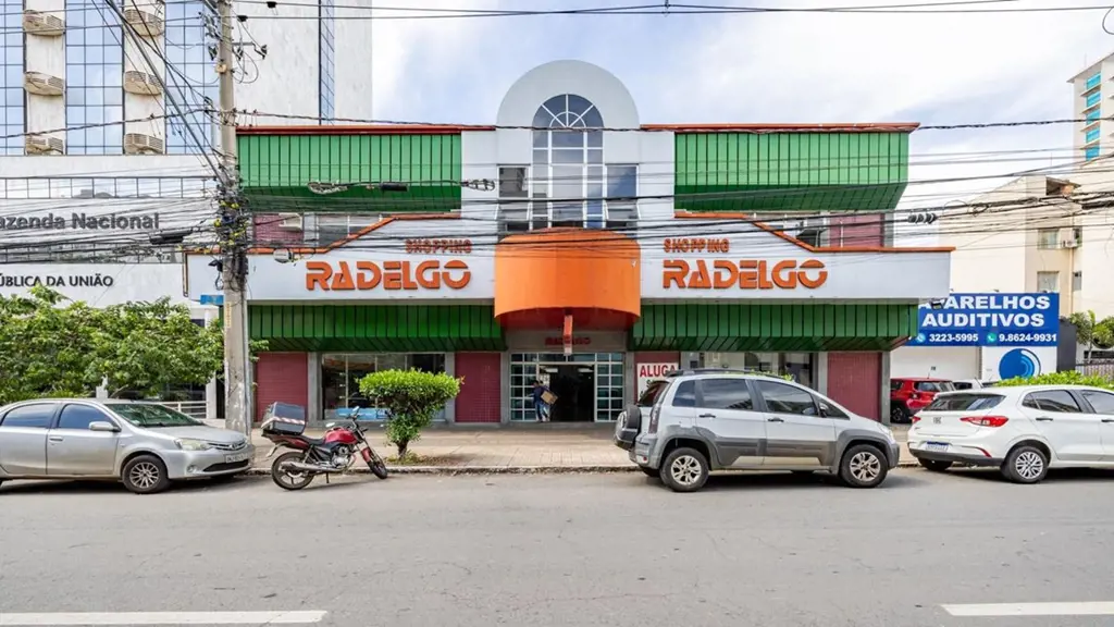Se você busca um investimento sólido e lucrativo, o conjunto comercial no Setor ...