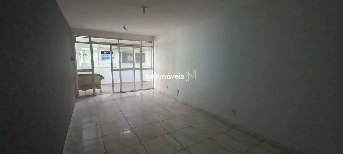 Excelente loja no subsolo, banheiro com armário, piso em cerâmica.Seguro Incêndi...