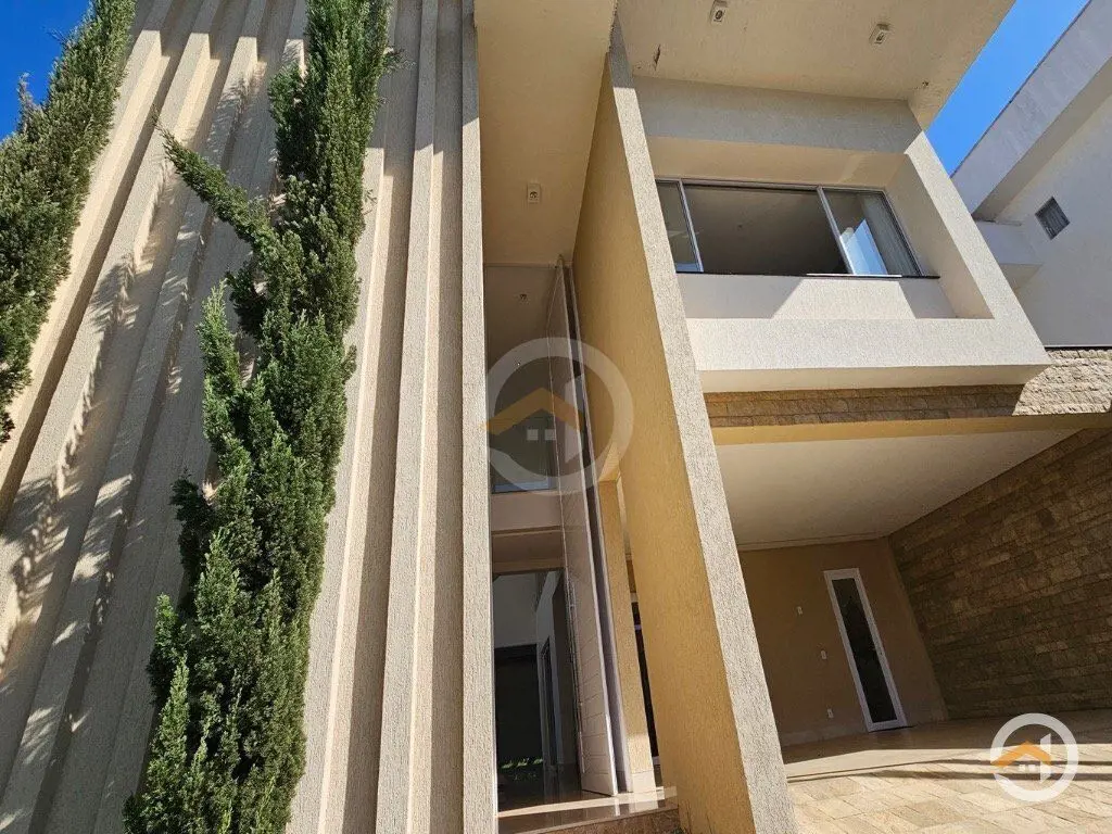 Lindo Sobrado com 4 Quartos, Sendo 3 Suítes, Completo em Armários, 2 Com Ar Cond...