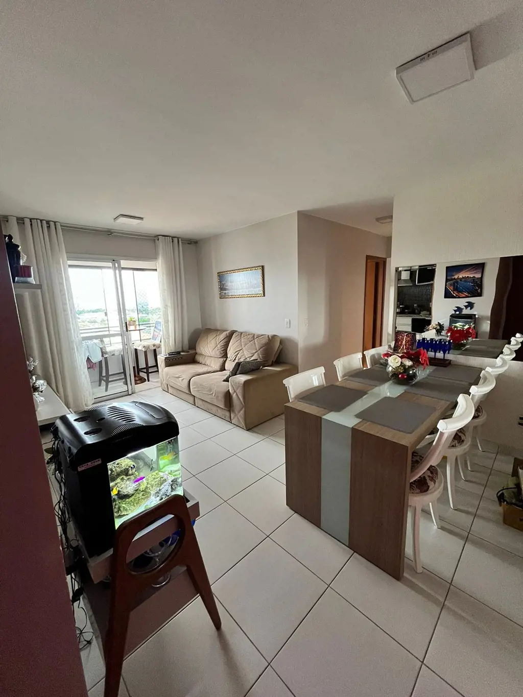 Apartamento com sala ampla para 2 ambientes, 3 quartos, sendo 1 suíte e 1 semi s...