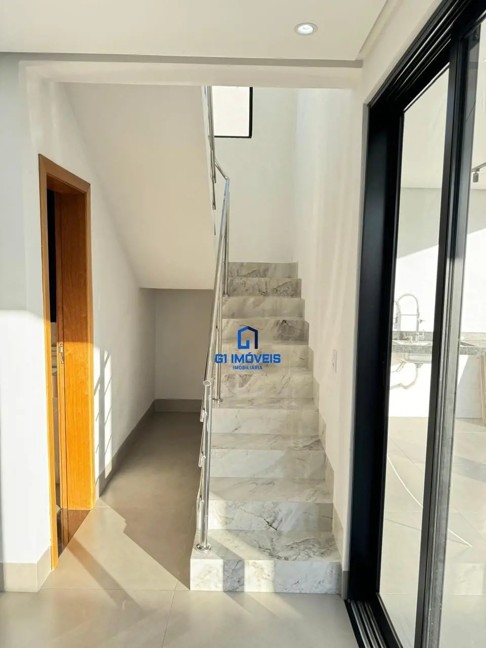 Sobrado no Jardins Capri com 135 m² de área construída e 269 m² de área total, o...