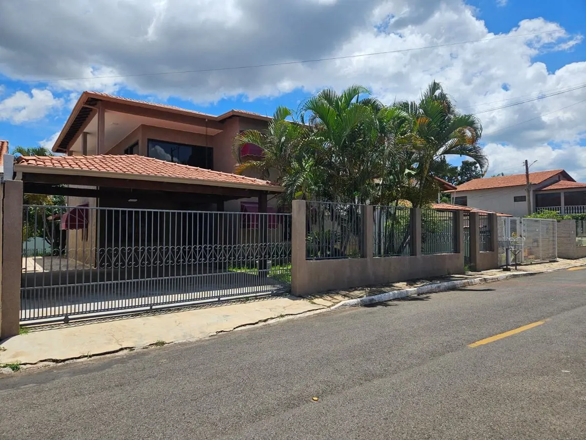 CASA 04 QUARTOS 03 SUÍTES 04 VAGAS QUINTAL ÁREA GOURMET CASA04 Quartos;03 suítes...