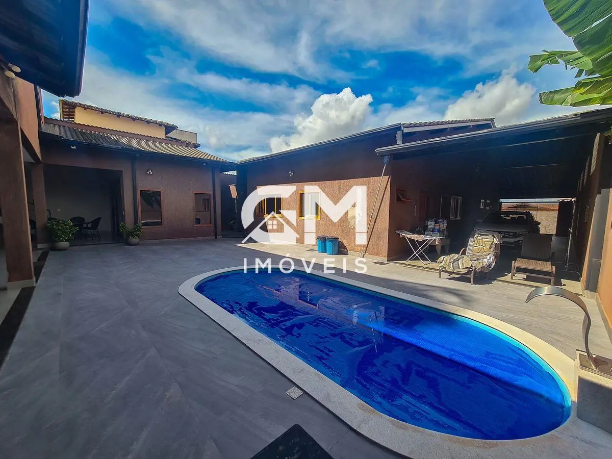 Área do Terreno: 498m²;Área Construída: 300m²;EXCELENTE CASA05 suítes com armári...