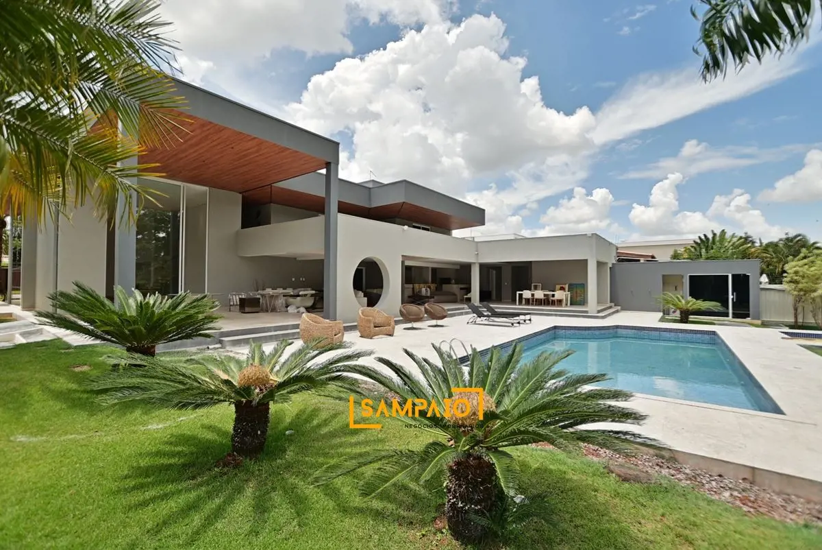- UMA CASA DE ALTO PADRÃO EM UMA DAS MELHORES LOCALIZAÇÕES DO LAGO SUL.- CASA CO...