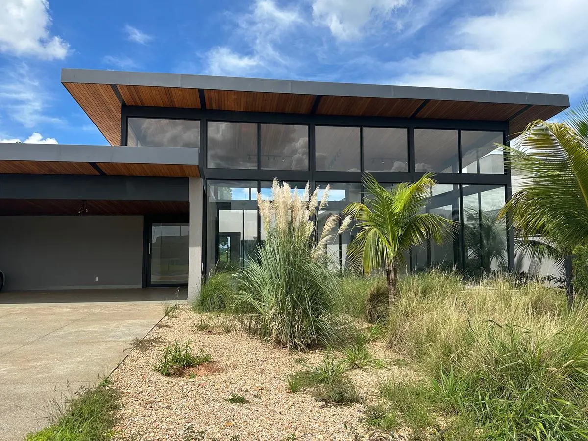 Casa Térrea na coroa com 04 suítes no condomínio Portal do Sol Green Terreno: 1....