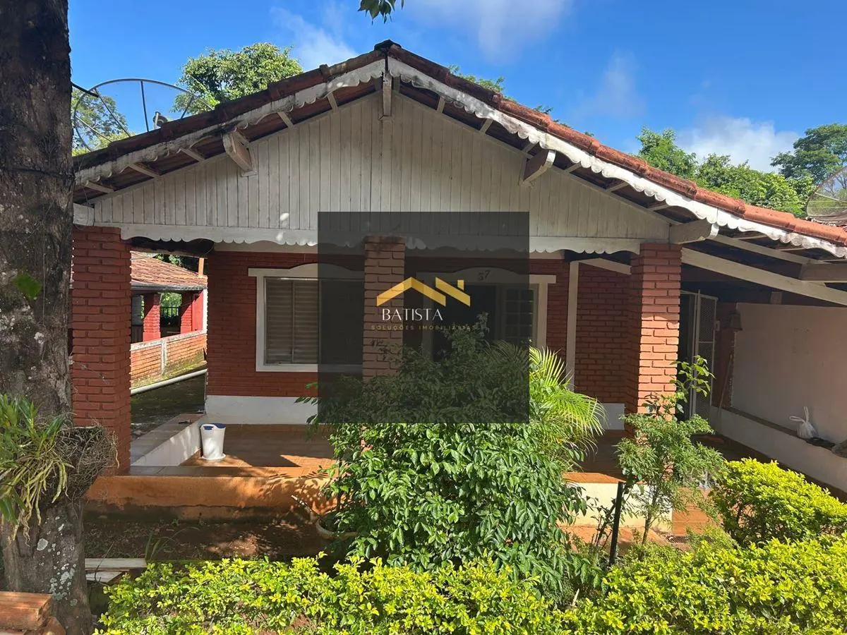 Batista Soluções Imobiliária vende excelente chalé em Caldas Novas. Localizado n...