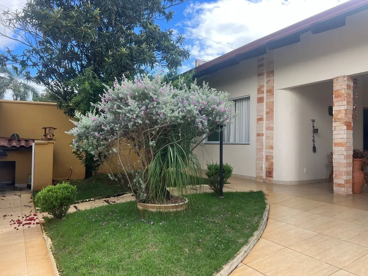 Apresentamos uma casa térrea de alto padrão no Jardim Atlântico, a apenas uma qu...