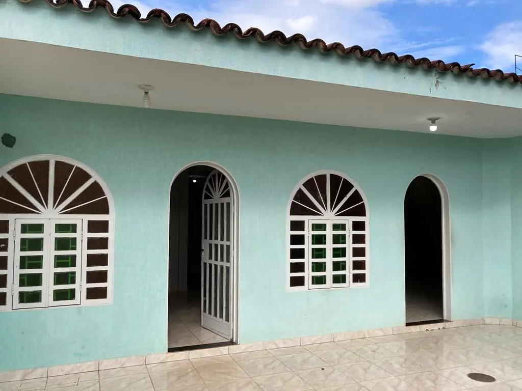 Casa para vender Taguatinga Brasília DF três quartos uma suíte LajeComposto por:...