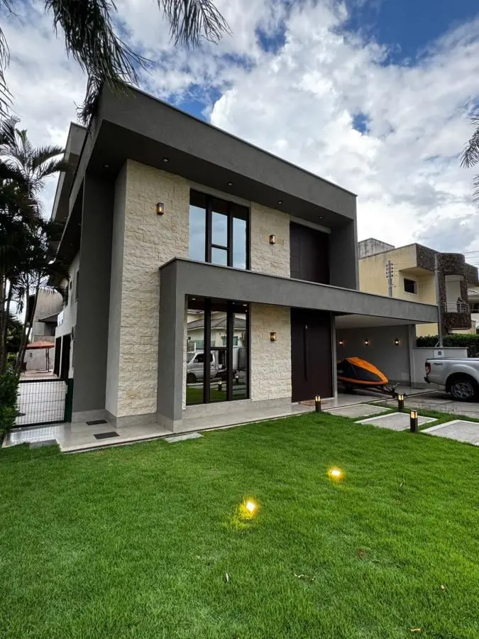 Sobrado no Jardins Madrid com linda área externa sendo 4 suítes plenas Ao chegar...