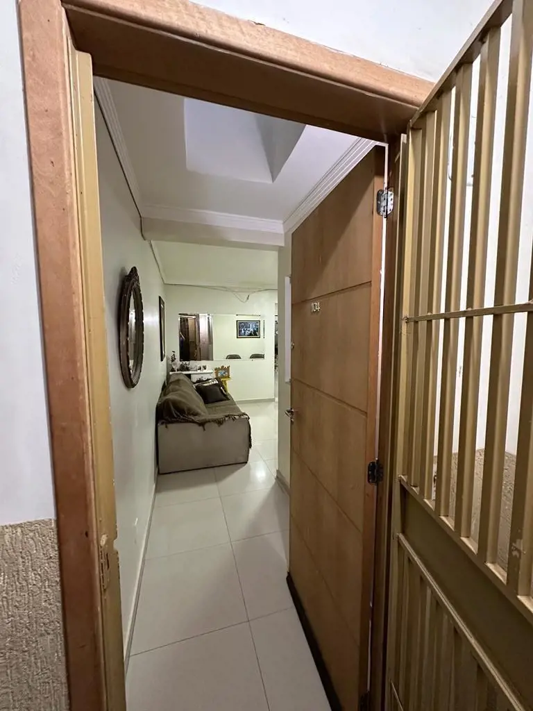 Apartamento primeiro andar com 03 qts sendo 01 suíte,cozinha com armários, wc,co...