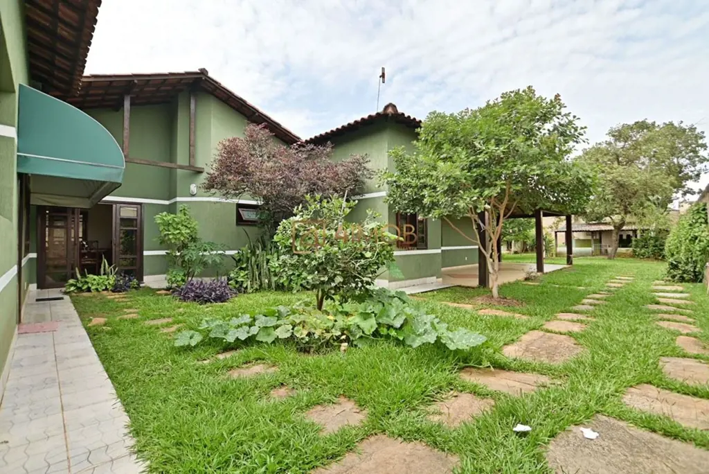 Excelente casa térrea à venda no Condomínio Entre LagosCom 391m² de área constru...