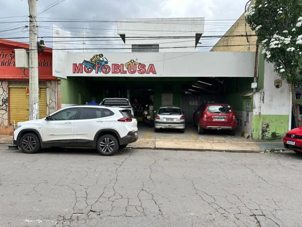Sala comercial com 70,00m², mezanino, 2 banheiros, pia, garagem frontal rotativa...
