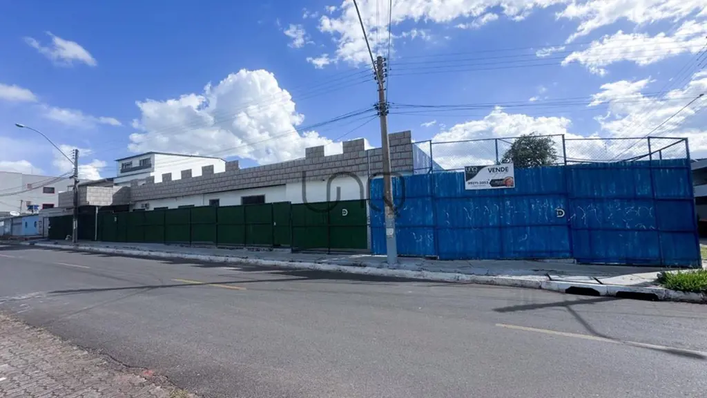 Localizado em uma área de grande movimento, em frente à Praça da Bíblia e parale...