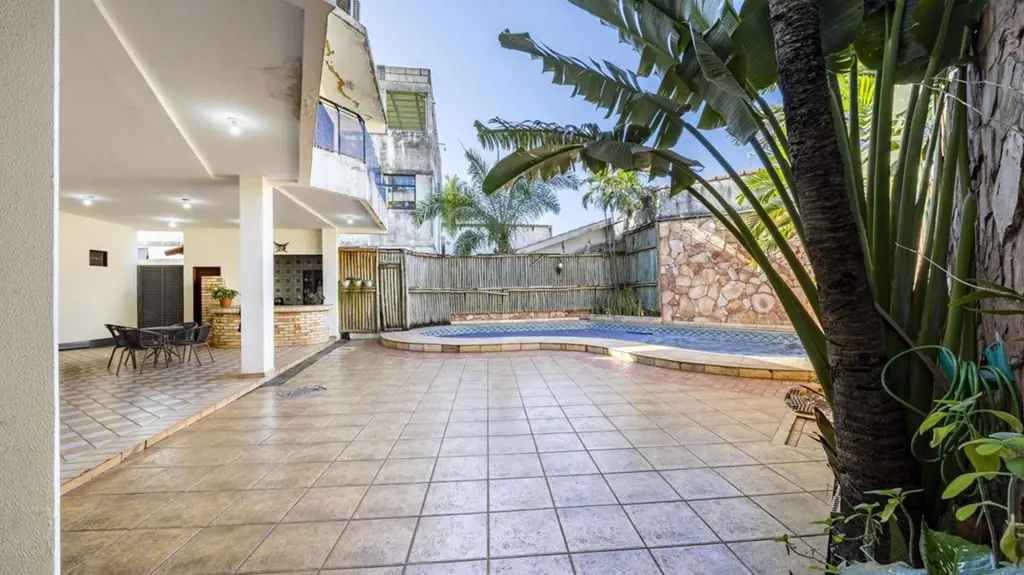 Desfrute do equilíbrio perfeito entre conforto residencial e potencial comercial...