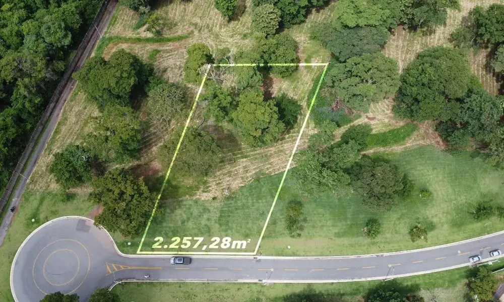 Terreno maravilhoso em aclive elevado o nível da rua com um plateau que proporci...