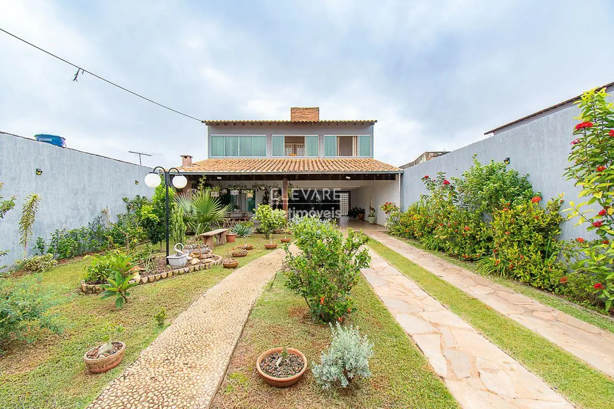 CASA COM POMAR EM TAGUATINGA NORTE Sobrado em uma excelente localização na QND10...