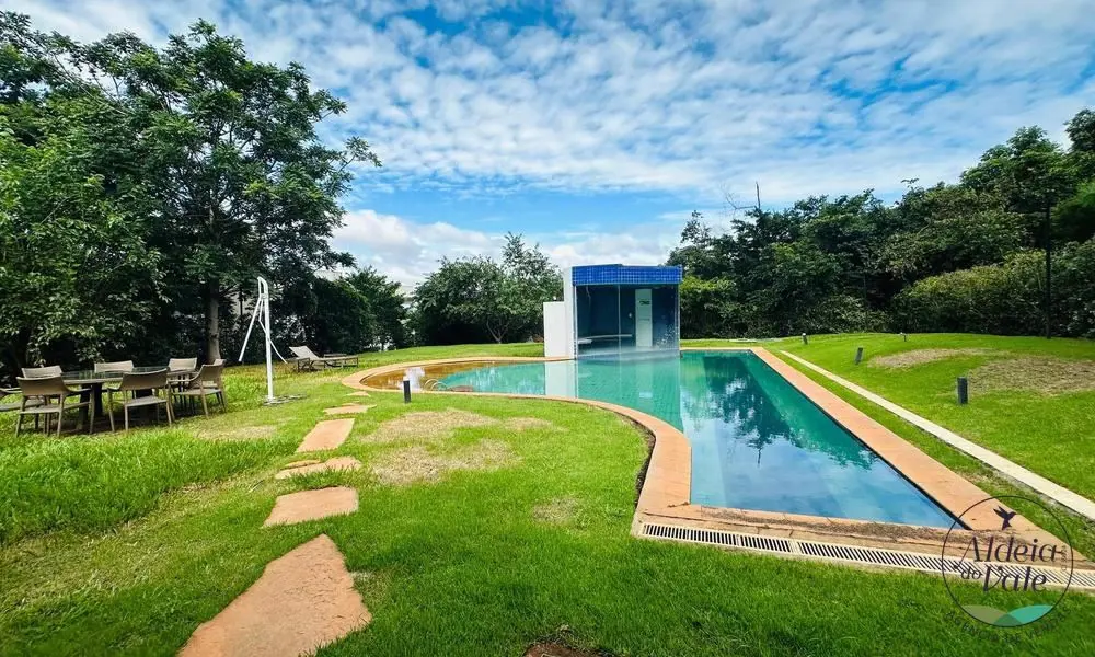 Sobrado com integração à mata\/lago.1 suíte com varanda no piso superior. Térreo...