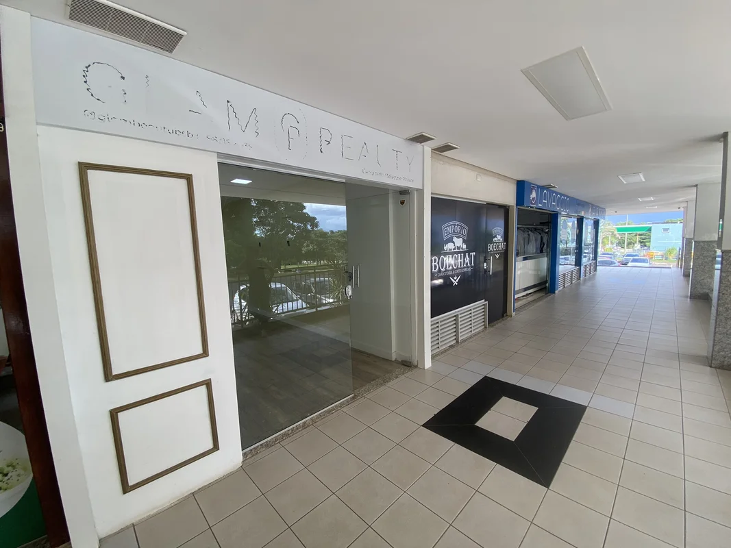 Aluga-se excelente loja situada em quadra nobre do Sudoeste, localizada no Ed. B...
