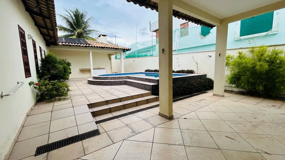 CASA TÉRREA COM 3 QUARTOS SENDO 2 SUÍTES, SALAS DE ESTAR E JANTAR, COZINHA, ÁREA...