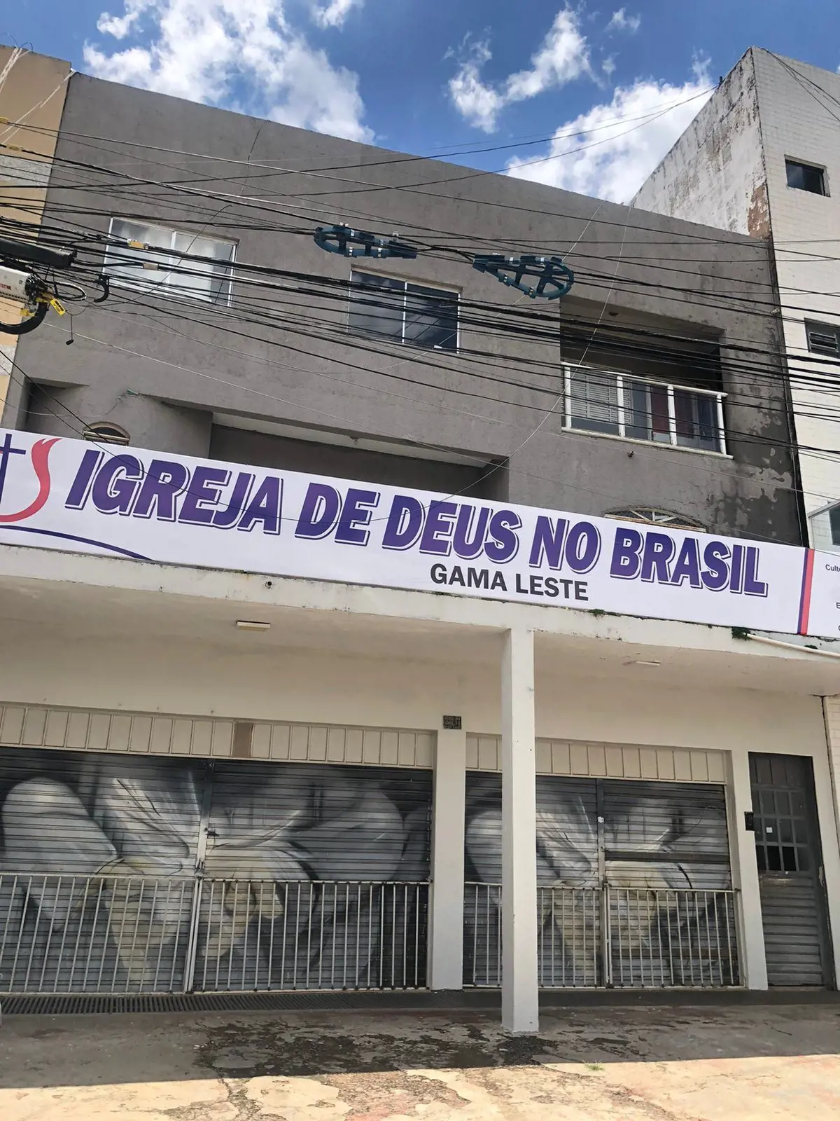 VENDO PRÉDIO COM 4 APARTAMENTOS DE 3 QUARTOS , LOJA, E TEM PORÃO QUE É GARAGEM Q...