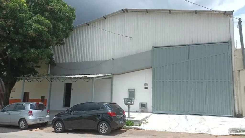 Galpão de tamanho médio, em Aparecida de Goiânia-GO, com área total construída d...