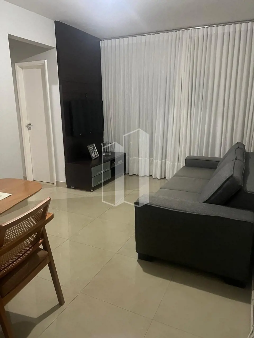 Sala com sacada, 2 quartos, wc social, cozinha, piso. Todo no porcelanato.  Rico...