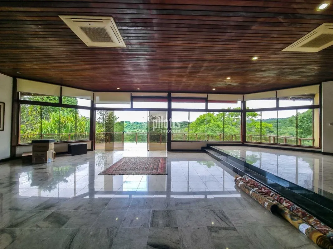 Localizado a poucos metros da barragem do Lago Paranoá, esta chácara com mais de...