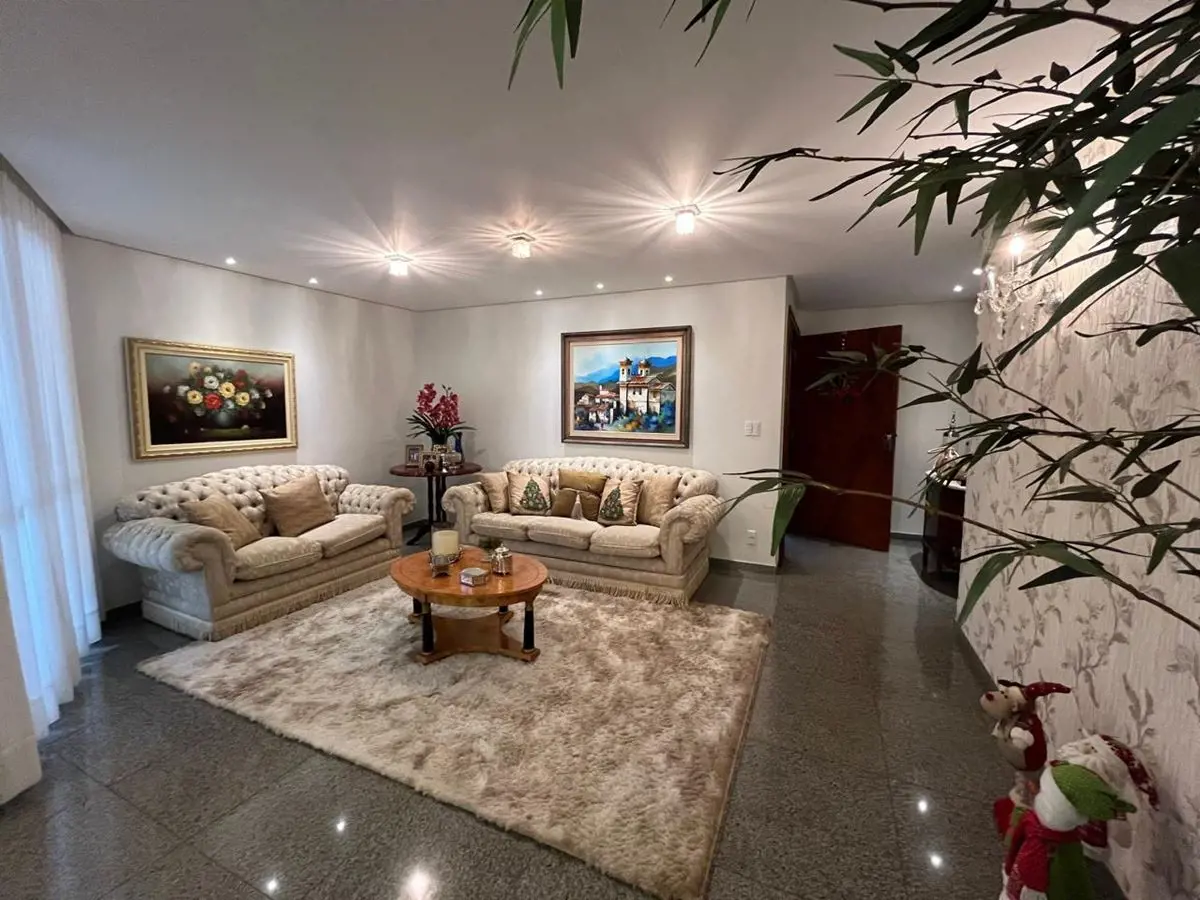 Esse apartamento tem uma excelente localização, estando a uma quadra do Parque V...