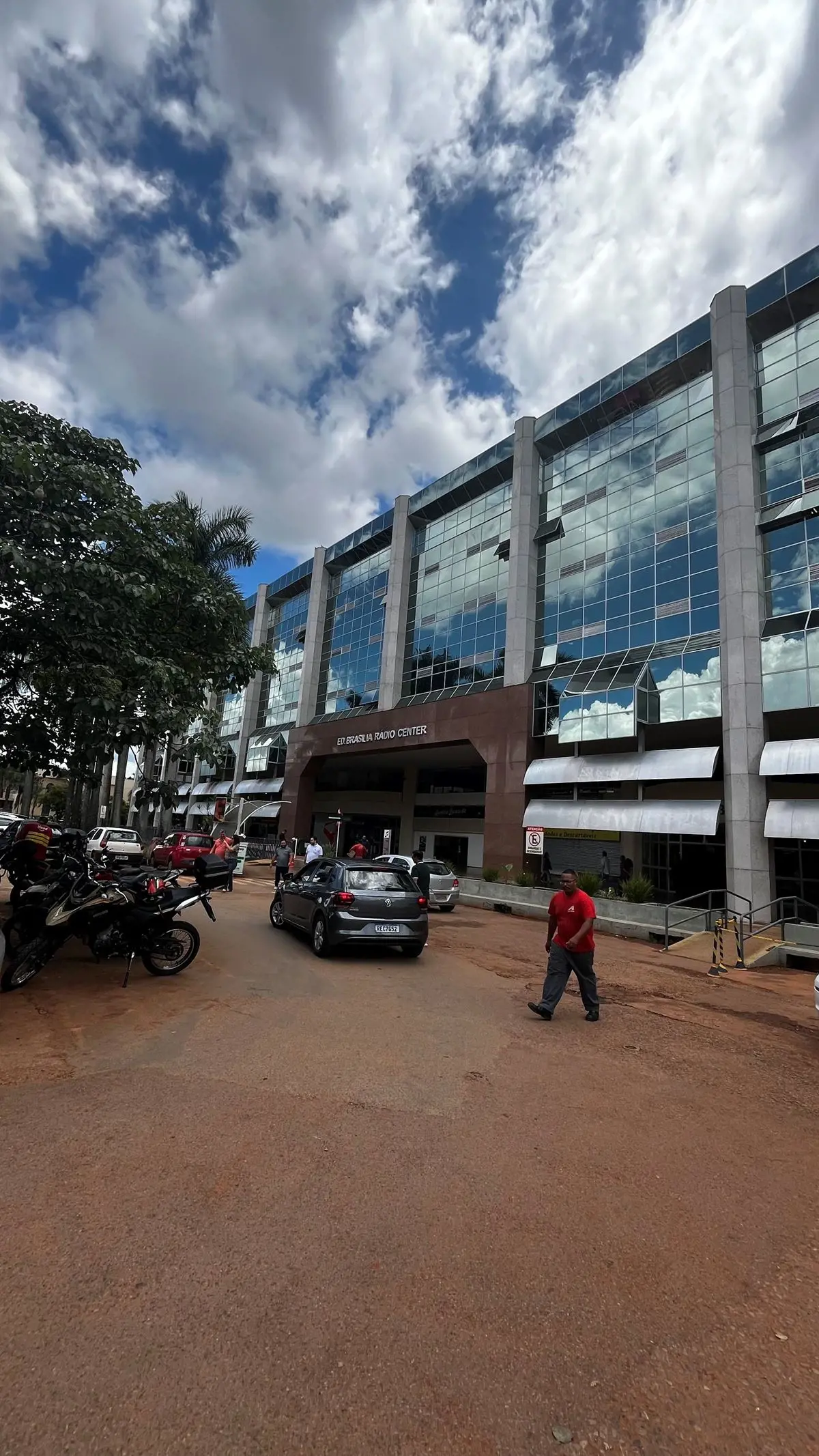 VENDO sala dividida com vista para W3 norte, Nascente, composta de:Recepção Banh...