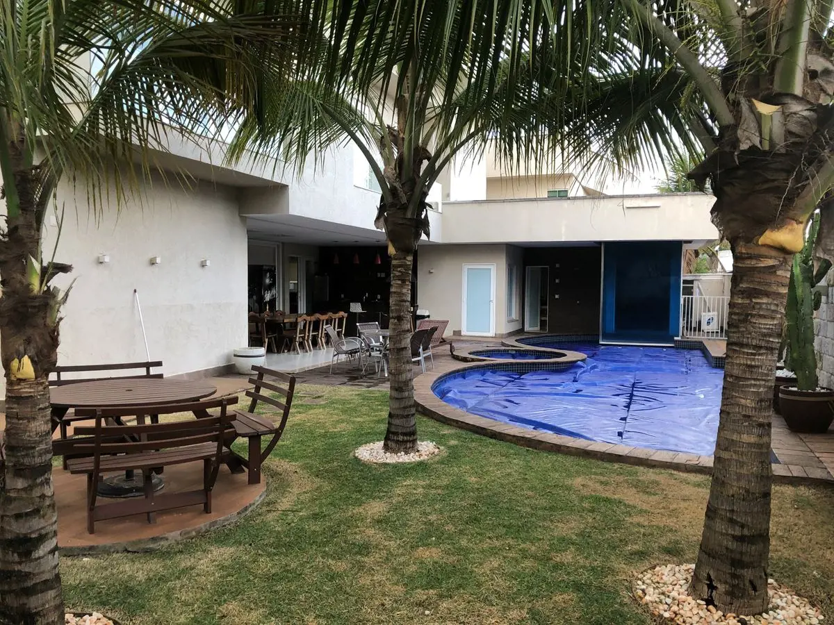 Sobrado com 5 suítes sendo uma máster e 1 delas na parte de baixo, Com 520 m2 de...