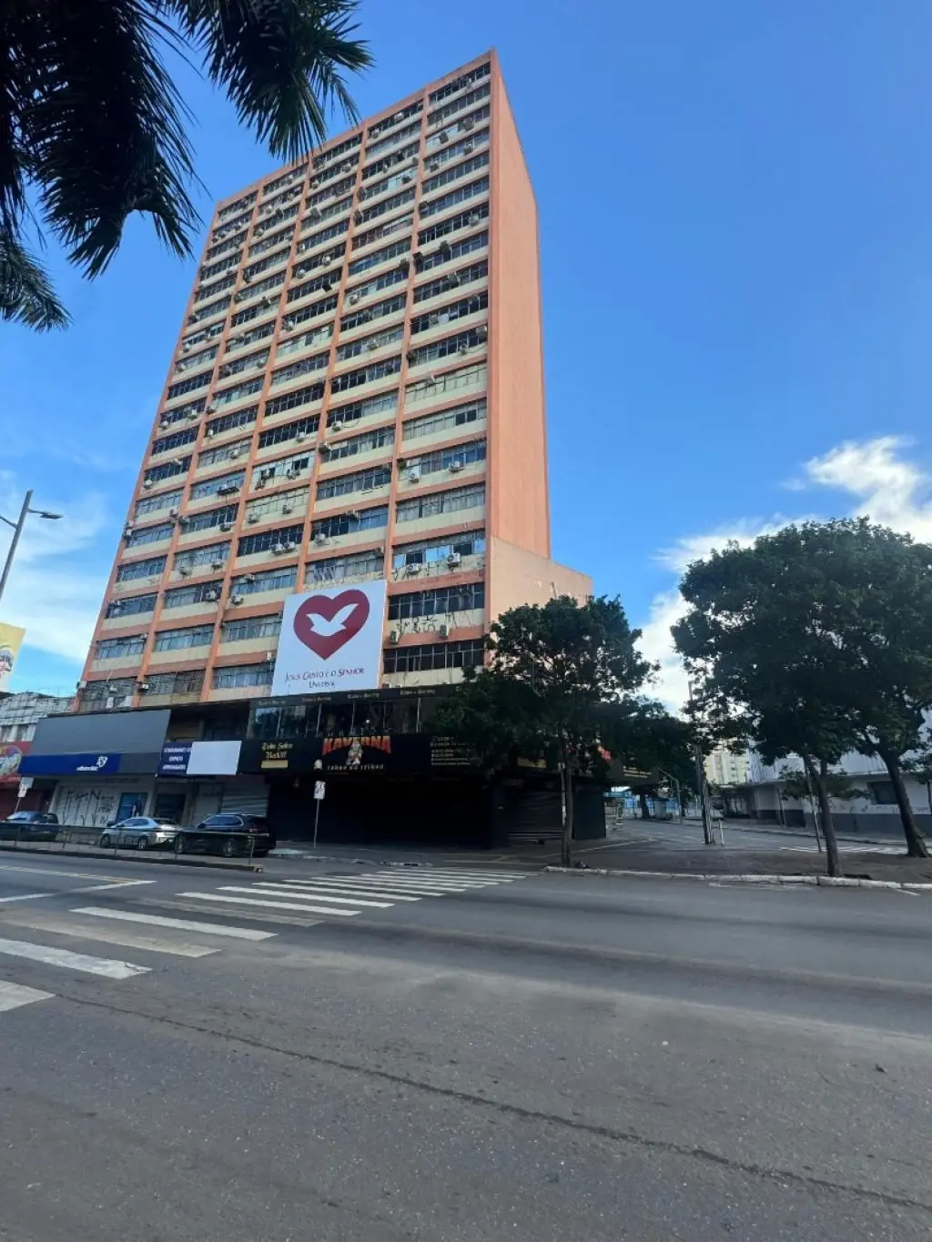 Sala comercial localizada em edifício no coração de Goiânia, andar alto, com des...