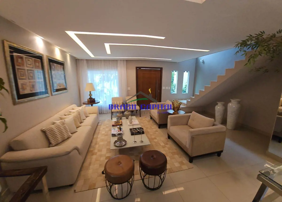 Ei, venha morar nesta casa dos sonhos:Sobrado com as seguintes dependências- Pav...