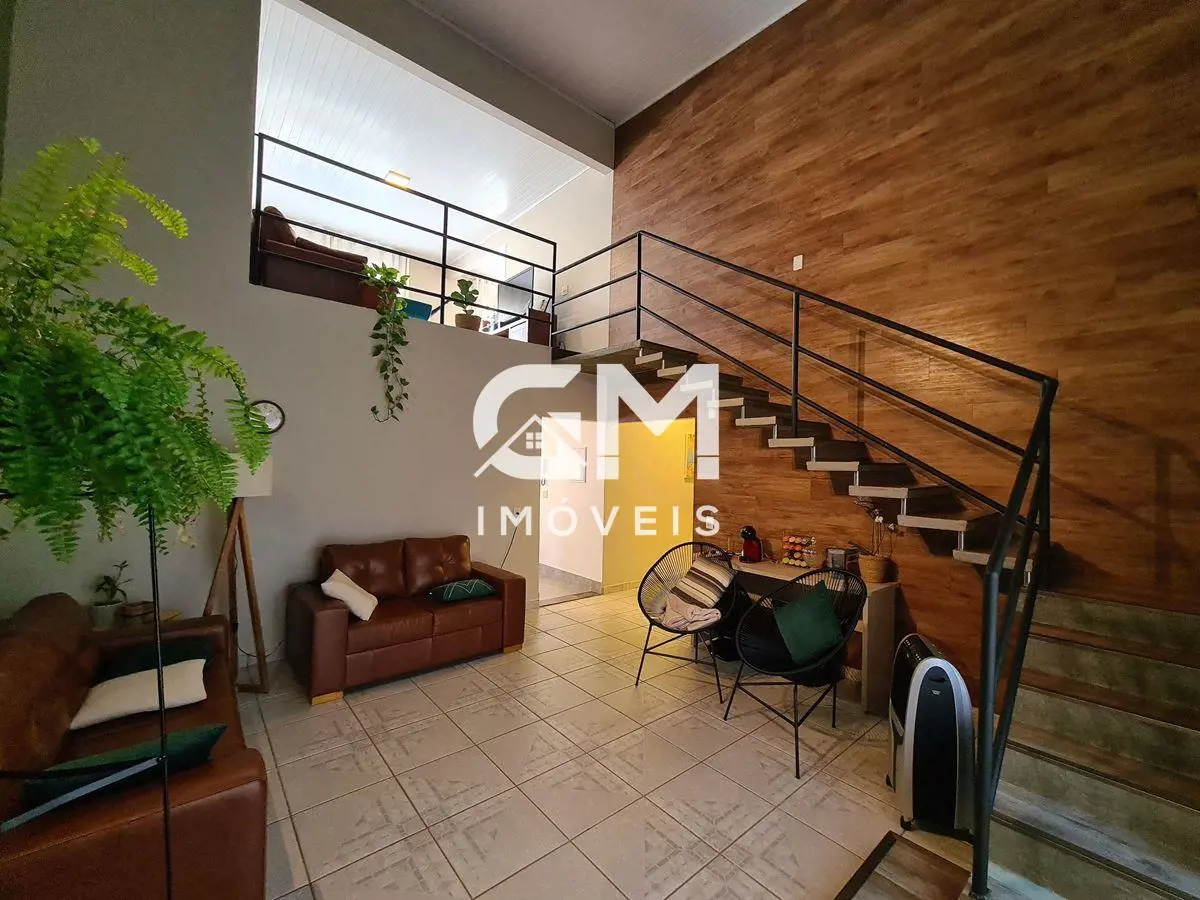 Área do Terreno: 1000m²;Área Construída: 280m²;Excelente sobrado no setor de man...