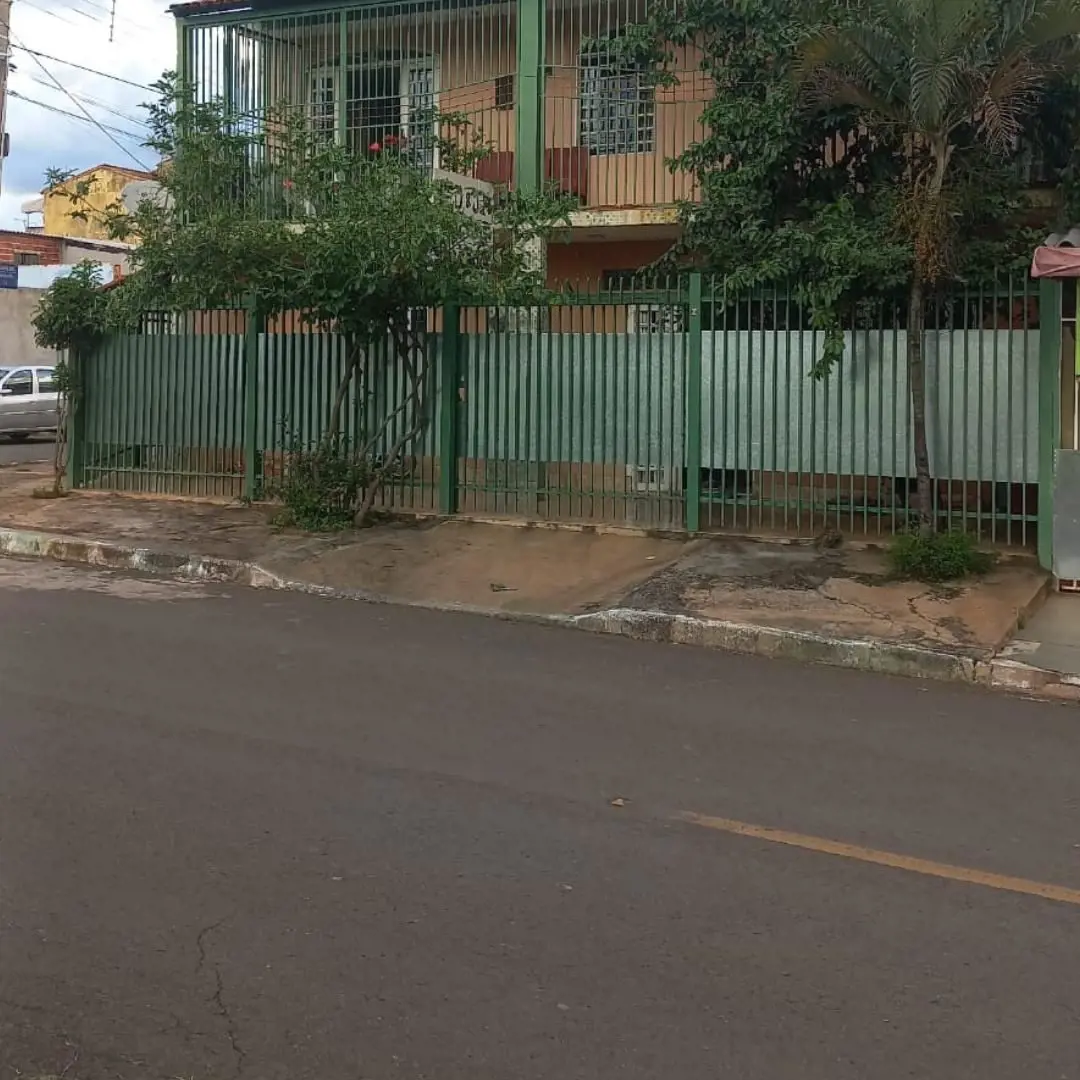 Casa de esquina com excelente estrutura e espaços amplos:Parte superior: 3 quart...