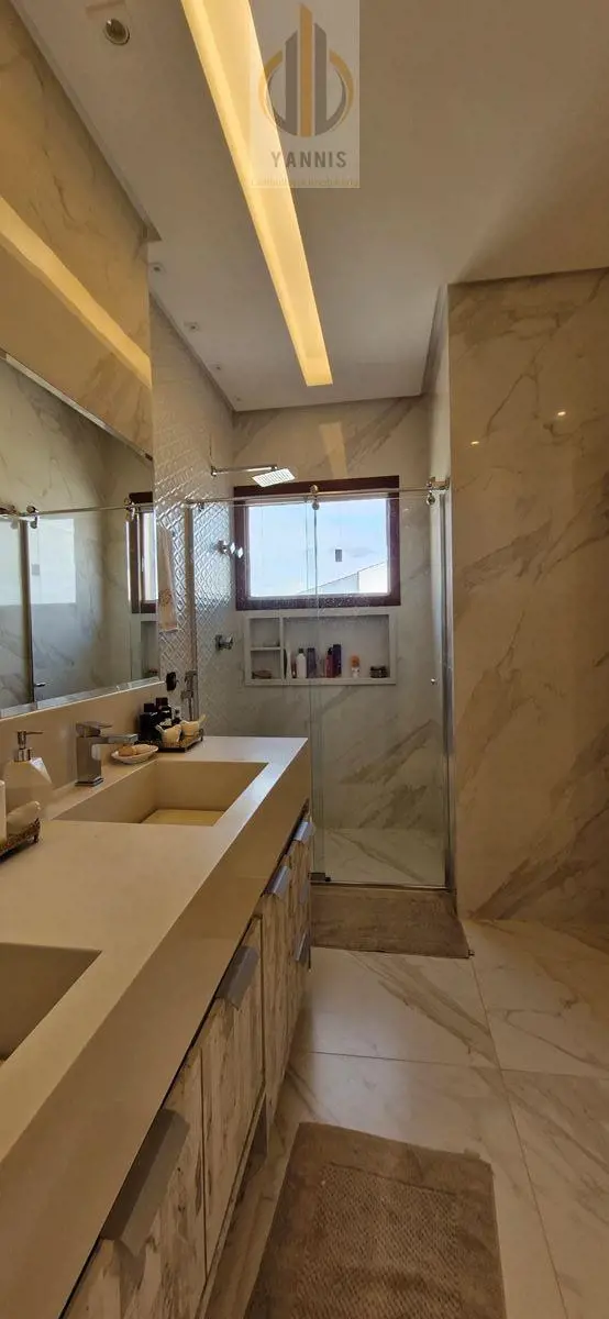 Esta casa no Guará II é um verdadeiro refúgio, distribuída em três pavimentos, c...