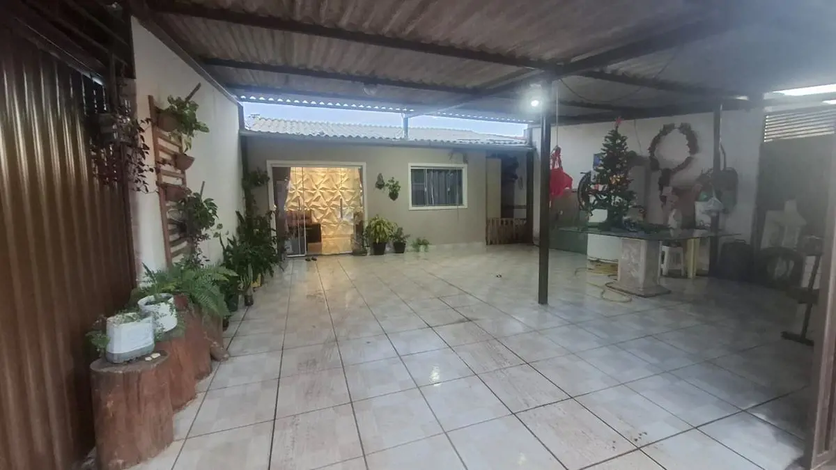 Venda de Imóvel em Santa Maria – QC 2Casa com ampla área externa, localizada em ...