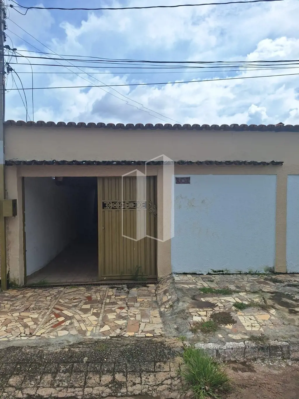 Casa de 3 quartos, sala, banheiro, ampla, cozinha, área de churrasqueira e canil...